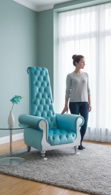 Un fauteuil sophistiqué avec un dossier haut et un design rappelant celui d'un fauteuil Voltaire.