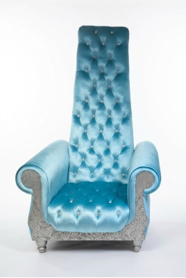 Un fauteuil sophistiqué avec un dossier haut et un design rappelant celui d'un fauteuil Voltaire.