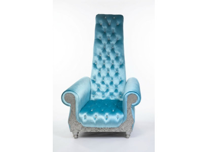 Un fauteuil sophistiqué avec un dossier haut et un design rappelant celui d'un fauteuil Voltaire.