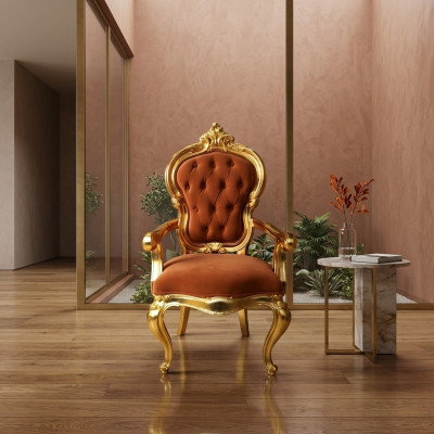 Chaise baroque élégante dans sa couleur orange originale avec des supports brillants de couleur or.