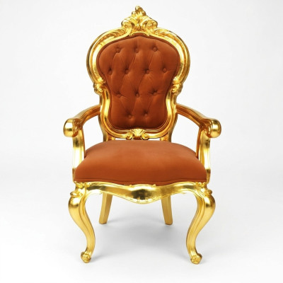 Chaise baroque élégante dans sa couleur orange originale avec des supports brillants de couleur or.