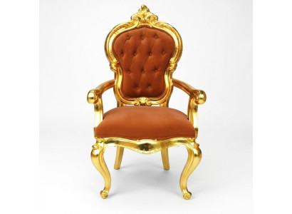Chaise baroque élégante dans sa couleur orange originale avec des supports brillants de couleur or.