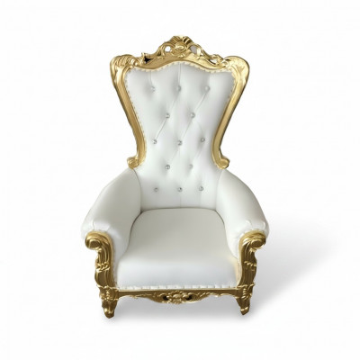 Élégant fauteuil blanc avec une silhouette dynamique et de magnifiques éléments décoratifs sous forme de motifs floraux