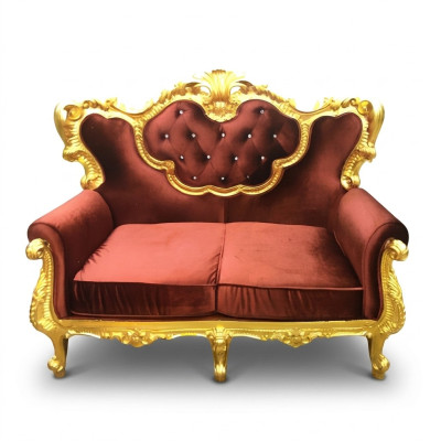 Chic canapé 2 places avec une combinaison de couleurs vives d'un élégant rouge et d'un ton or brillant de style baroque