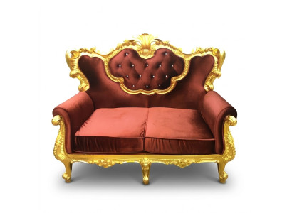 Chic canapé 2 places avec une combinaison de couleurs vives d'un élégant rouge et d'un ton or brillant de style baroque