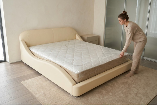 Nouveau, moderne et confortable lit pour la chambre
