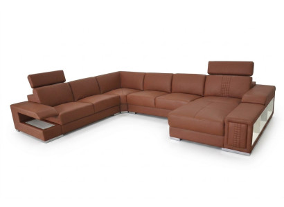 Un cadre de vie avec un canapé d'angle design en forme de U