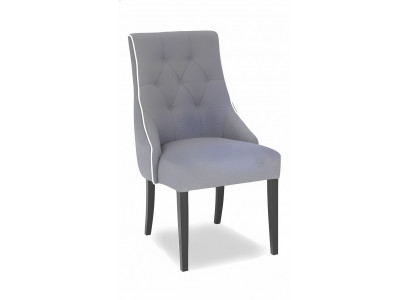 Ensemble de chaises Chesterfield avec dossier capitonné et accoudoirs, 4 nouvelles chaises dans le groupe.