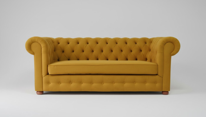 Canapé Chesterfield trois places en velours, fonction canapé convertible en lit.