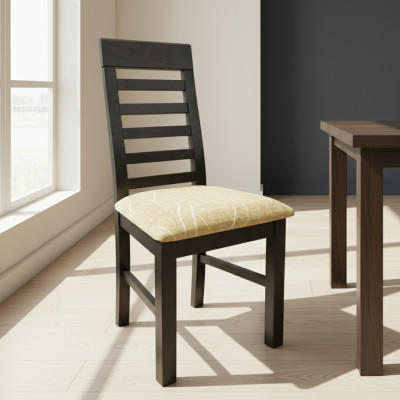 Ensemble de 4 chaises de salle à manger en bois par un designer avec revêtement en textile.