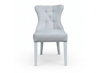 Ensemble de 8 chaises design en cuir et rembourrées pour mobilier de restauration.