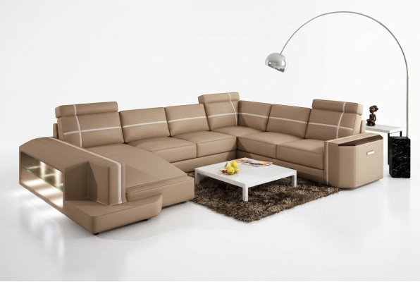 Notre moderne canapé en cuir en forme de U dans un style designer exquis