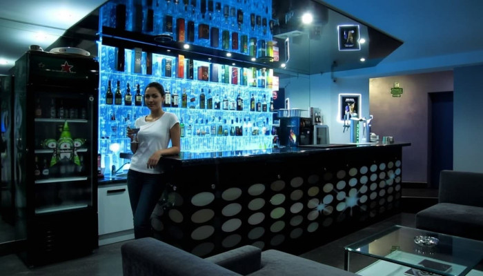Étagère LED Bar Colonne murale d'eau illuminée Comptoir de bar étagère meuble