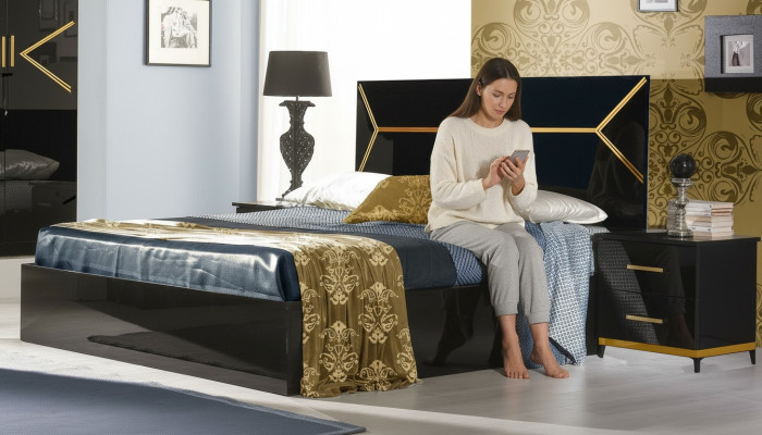 Ensemble de chambre classique, lit 2x, table de chevet, commode 3 pièces. Lits noirs