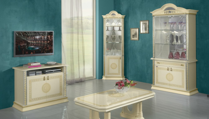 Ensemble de salon composé de 4 pièces. Groupe de commode, vitrine, 2 tables basses de style baroque rococo.