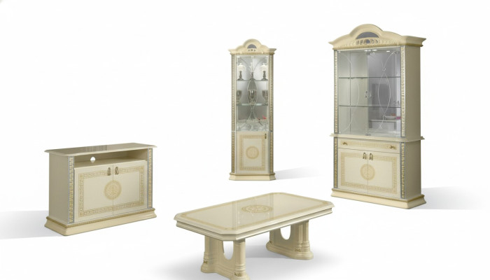 Ensemble de salon composé de 4 pièces. Groupe de commode, vitrine, 2 tables basses de style baroque rococo.