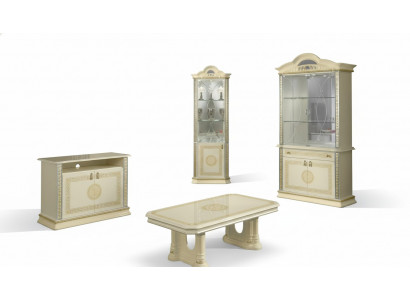 Ensemble de salon composé de 4 pièces. Groupe de commode, vitrine, 2 tables basses de style baroque rococo.