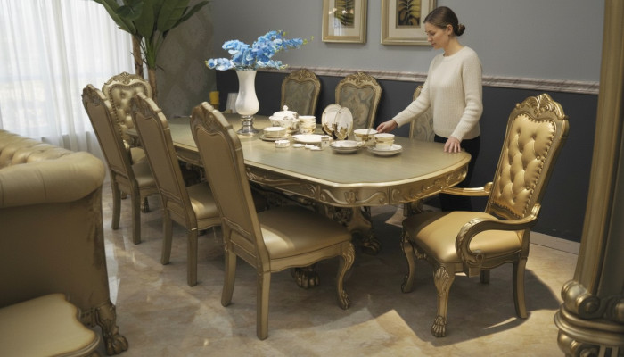Table à manger royale avec 6 chaises. Ensemble complet de salle à manger décorative de 7 pièces.
