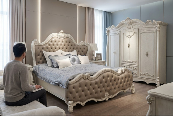 Chambre classique de luxe 4 pièces. Lit, tables de chevet, garde-robe