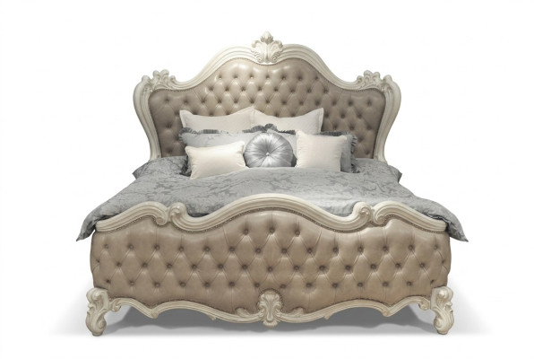 Chambre classique de luxe 4 pièces. Lit, tables de chevet, garde-robe
