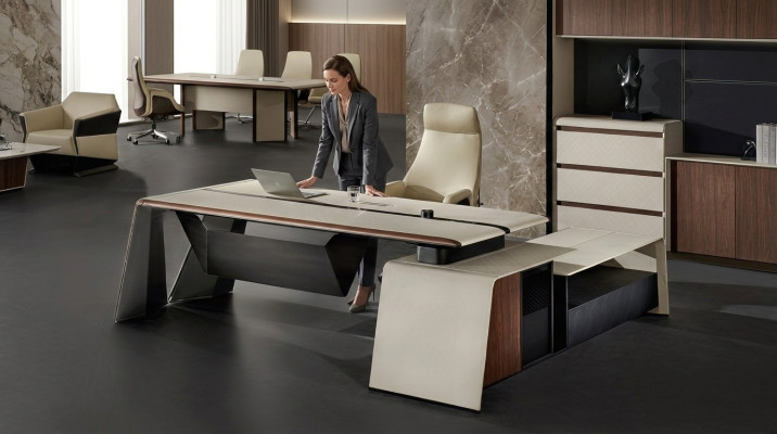 Bureau de design Bureau Chaise Aménagement de la table d'angle avec 2 chaises.