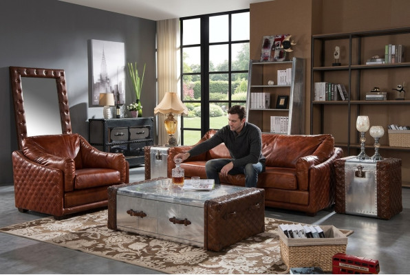 Canapé Chesterfield 3 places en cuir vintage brun dans le style des meubles Chesterfield. Trois places.