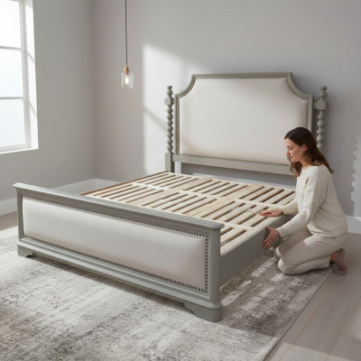 Élégant lit double avec design en m classique et luxueuse tête de lit