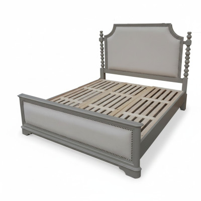 Élégant lit double avec design en m classique et luxueuse tête de lit