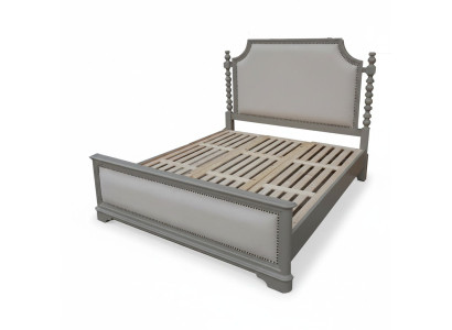 Élégant lit double avec design en m classique et luxueuse tête de lit