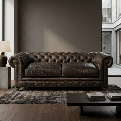 Moderne canapé de luxe noir Chesterfield trois places pour le salon.