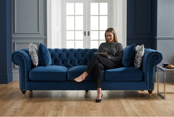 Canapé Chesterfield bleu de luxe pour salon en tissu
