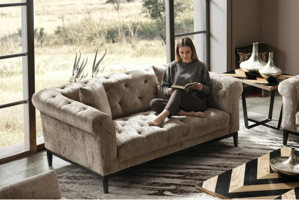 Confortable canapé Chesterfield trois places en beige pour le salon