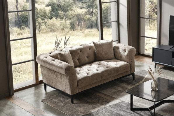 Confortable canapé Chesterfield trois places en beige pour le salon