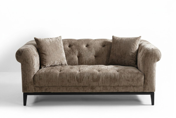 Confortable canapé Chesterfield trois places en beige pour le salon