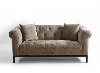 Confortable canapé Chesterfield trois places en beige pour le salon