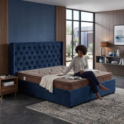 Lit à baldaquin de la chambre de Royal Blue, double lit rembourré de style Chesterfield