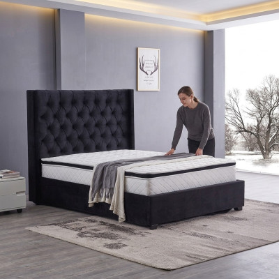 Lit de luxe Chesterfield noir moderne. Lits doubles en textile