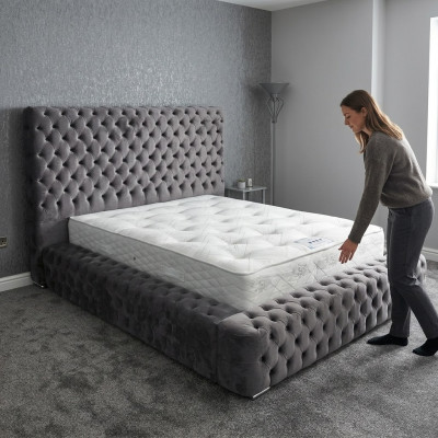 Lit Chesterfield moderne et élégant pour chambre à coucher, meubles textiles.