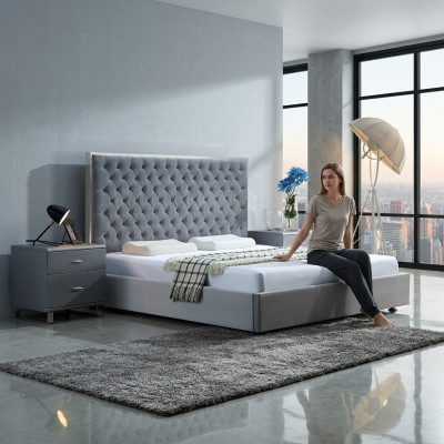Grand lit double textile gris Chesterfield élégant design de luxe