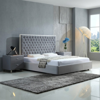 Grand lit double textile gris Chesterfield élégant design de luxe