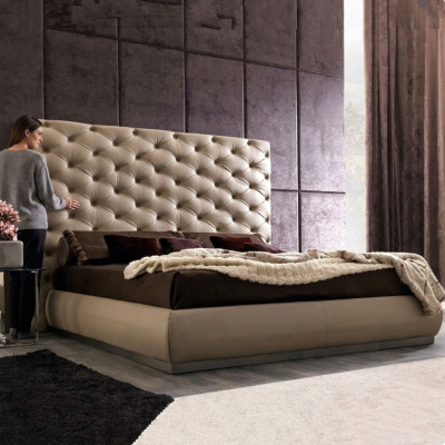 Panneau mural beige, lit de luxe Chesterfield, lits doubles de designer