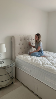 Grand lit double Chesterfield beige de luxe lits modernes