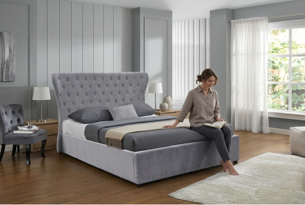 Lit double Chesterfield gris, lits de luxe pour chambre de designer