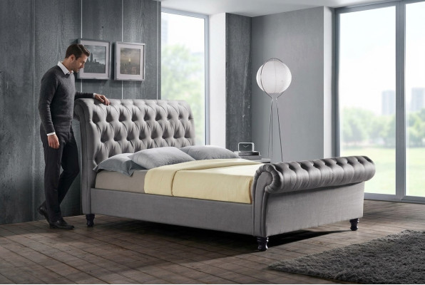 Lit double en cuir gris Chesterfield, literie de chambre à coucher de luxe design.