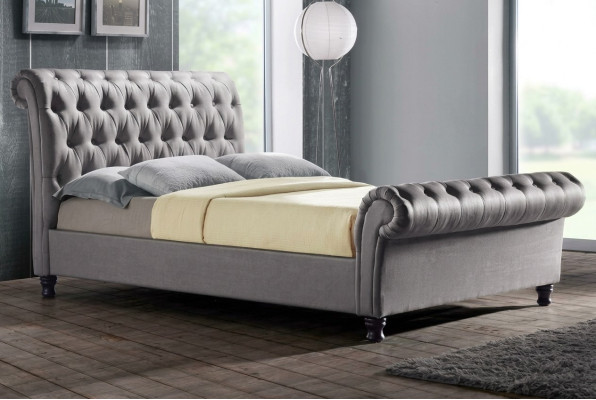 Lit double en cuir gris Chesterfield, literie de chambre à coucher de luxe design.