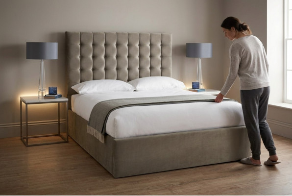 Lit double Chesterfield beige clair moderne de designer pour chambre à coucher