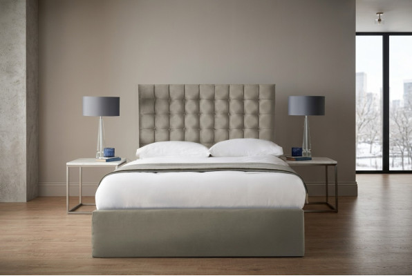 Lit double Chesterfield beige clair moderne de designer pour chambre à coucher