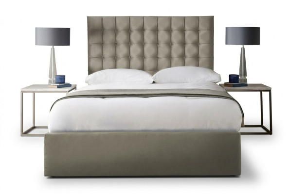 Lit double Chesterfield beige clair moderne de designer pour chambre à coucher