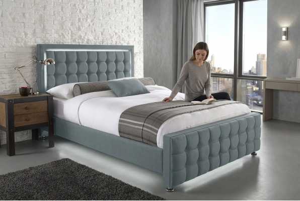 Lit double gris Chesterfield designer, lits de luxe pour chambre noble avec des meubles.