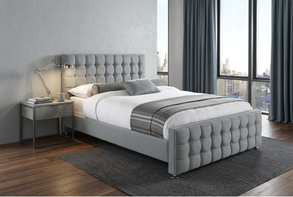 Lit double gris Chesterfield designer, lits de luxe pour chambre noble avec des meubles.